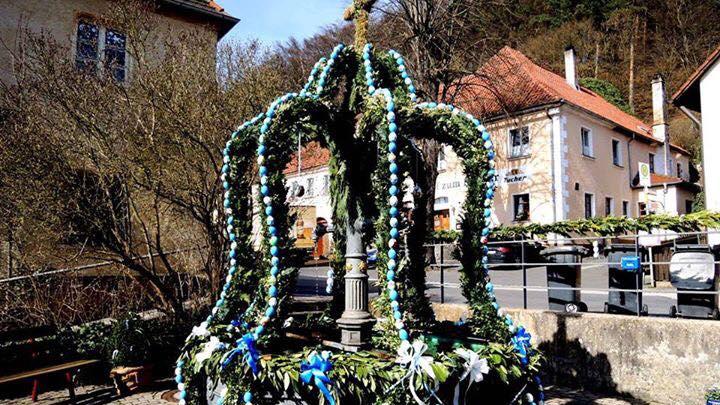 Handbemalte Eier, sehr liebe und filigrane Motive in blau-weiß: So kommt der Osterbrunnen in Gnadenberg daher. 2016 wurde dieser Osterbrunnen als schönster seiner Art im Landkreis prämiert.