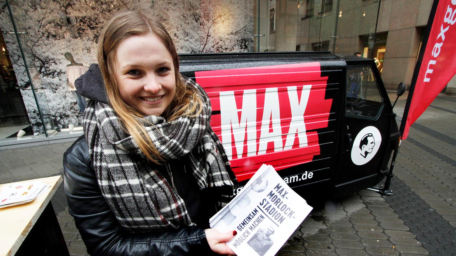 Anna-Lena Blanchard verteilt Flyer: Die Initiative "Max gemeinsam" will es möglich machen, dass das Stadion nach Club-Ikone Morlock benannt wird.