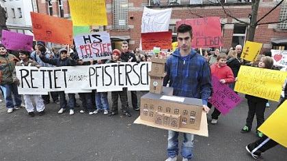«Wie würden Sie sich fühlen, wenn Ihnen das Rathaus weggenommen wird?», stand auf dem Rathausmodell, das Pfisterschüler für Schulreferent Markus Braun gebastelt hatten. «Wie würden Sie sich fühlen, wenn Ihnen das Rathaus weggenommen wird?», stand auf dem Rathausmodell, das Pfisterschüler für Schulreferent Markus Braun gebastelt hatten.