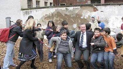 Schaukeln Sie doch auch mal! Ohne Berührungsängste begrüßten die Schüler aus der Schwabacher Straße Oberbürgermeister Thomas Jung zur Besichtigung des umgestalteten, spielerischen Pausenhofs. Schaukeln Sie doch auch mal! Ohne Berührungsängste begrüßten die Schüler aus der Schwabacher Straße Oberbürgermeister Thomas Jung zur Besichtigung des umgestalteten, spielerischen Pausenhofs.