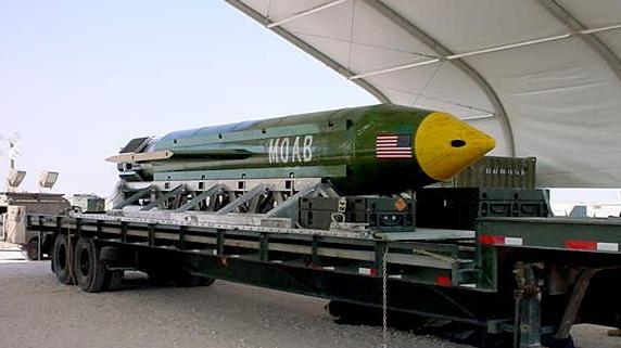 Die Bombe gilt mit mehr als 8000 Kilogramm Sprengstoff und elf Tonnen TNT-Äquivalent als größter konventioneller Sprengkörper der US-Streitkräfte.