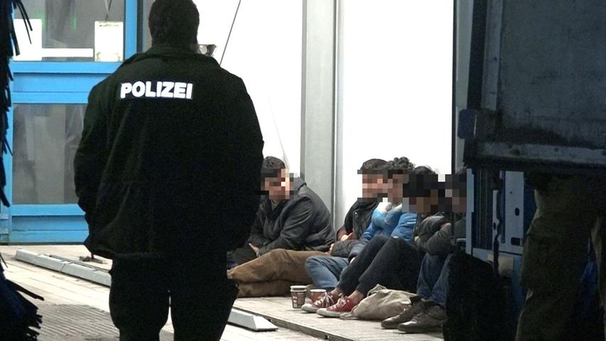 Flüchtlingstransport gestoppt: Sieben Personen in 40-Tonner versteckt