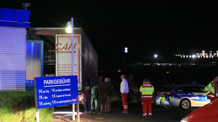 Flüchtlingstransport gestoppt: Sieben Personen in 40-Tonner versteckt
