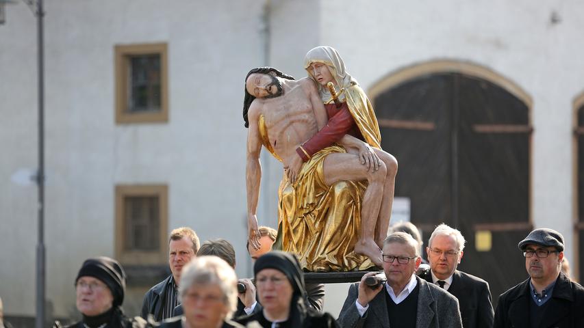 Die Leiden Jesu: Kreuzwegprozession durch Neunkirchen