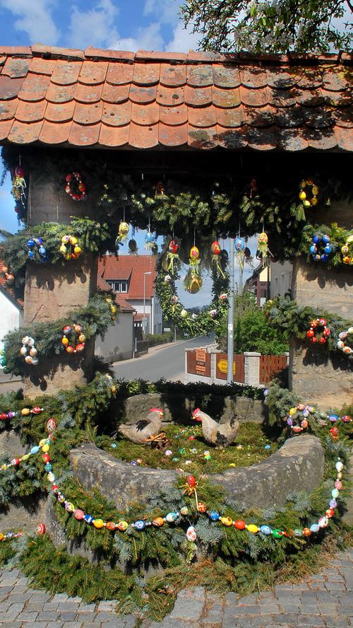 Rund um Erlangen gibt es viele hübsch dekorierte Osterbrunnen. Der Brauch hat eine lange Tradition.