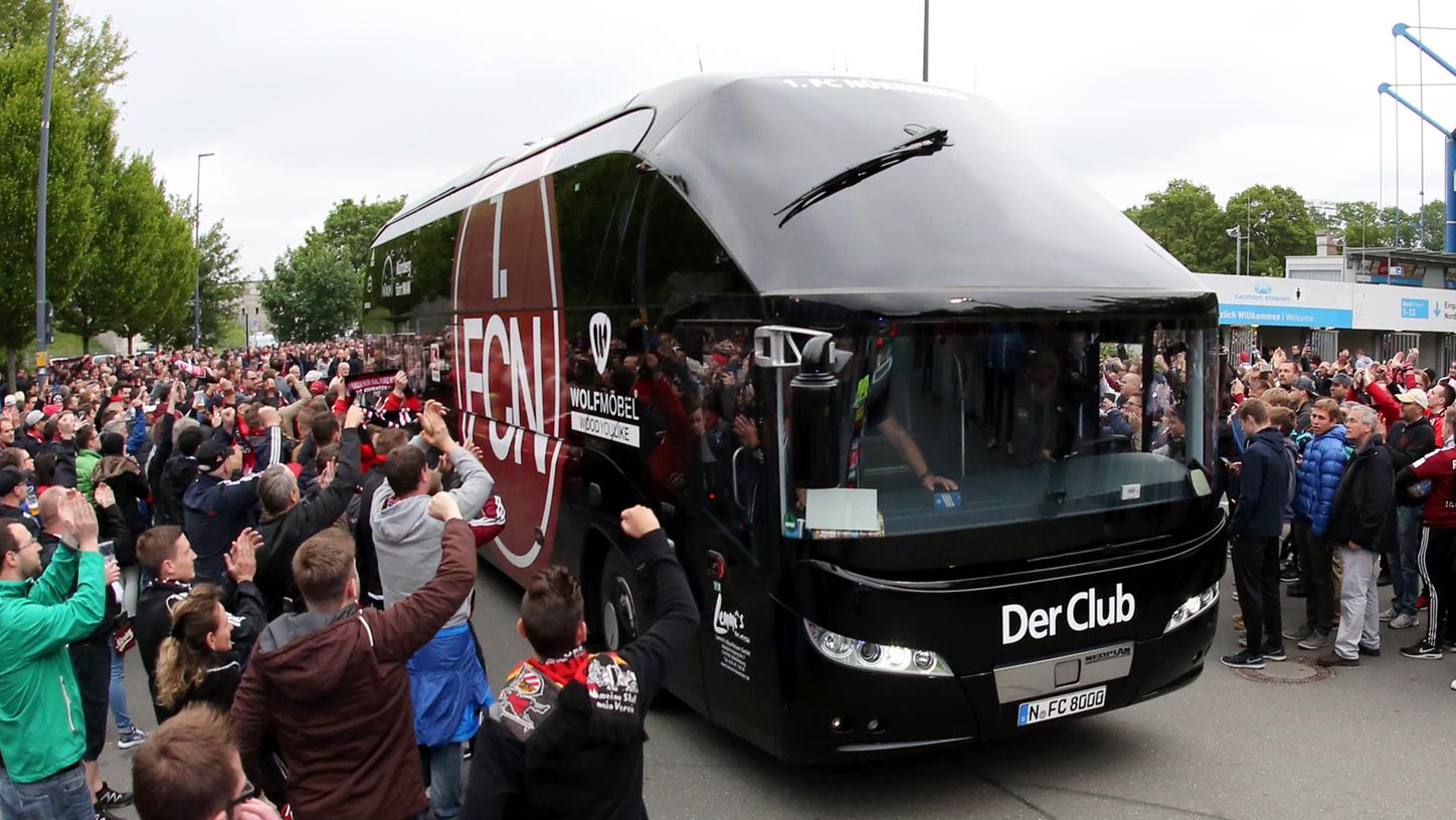 Anschlag in Dortmund: Polizei eskortiert Club-Teambus