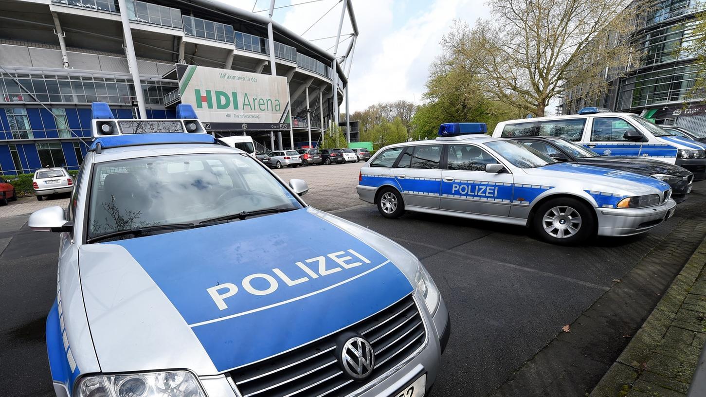 Die Hannoveraner Polizeibeamten arbeiten schon länger an einer Strategie für das Derby zwischen Hannover 96 und Eintracht Braunschweig. Dafür wurde nun extra das eingesetzte Personal der Bereitsschaftspolizei aufgestockt.