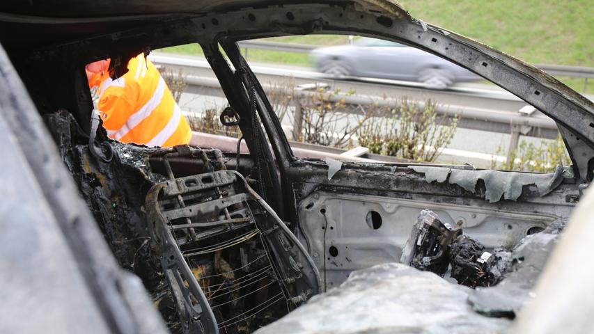 Münchberg-Nord: Auto kracht gegen Leitplanke und brennt aus