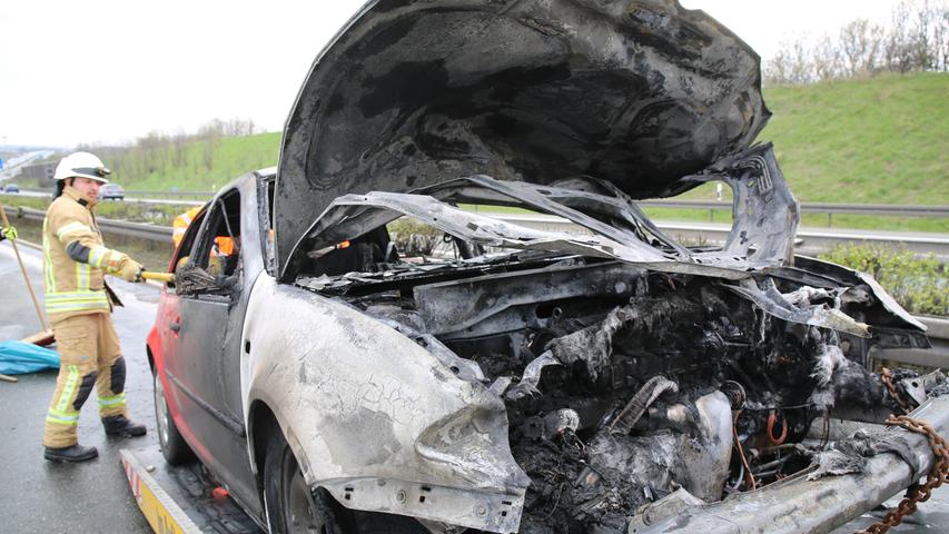 Münchberg-Nord: Auto kracht gegen Leitplanke und brennt aus