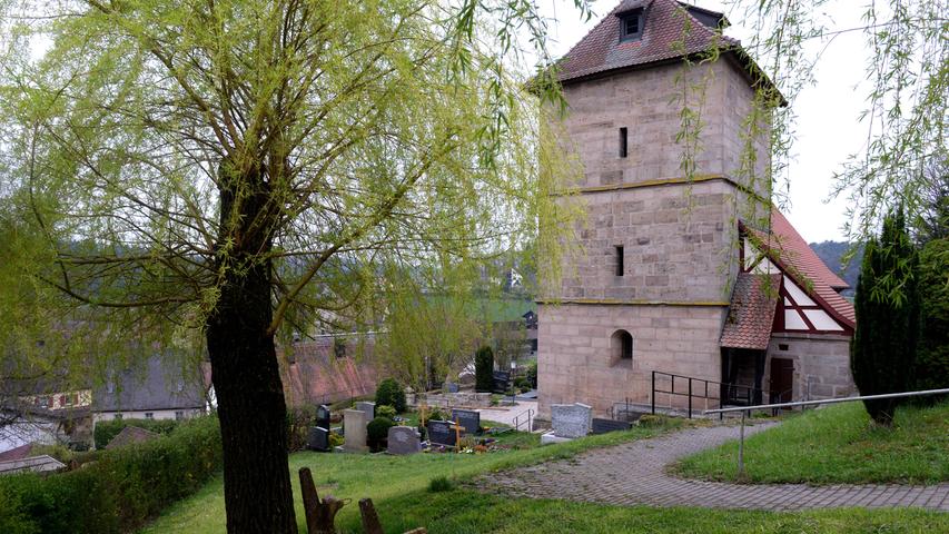 Die Konfirmanden sind gefordert:  Frühjahrsputz in St. Veit in Kirchfembach
