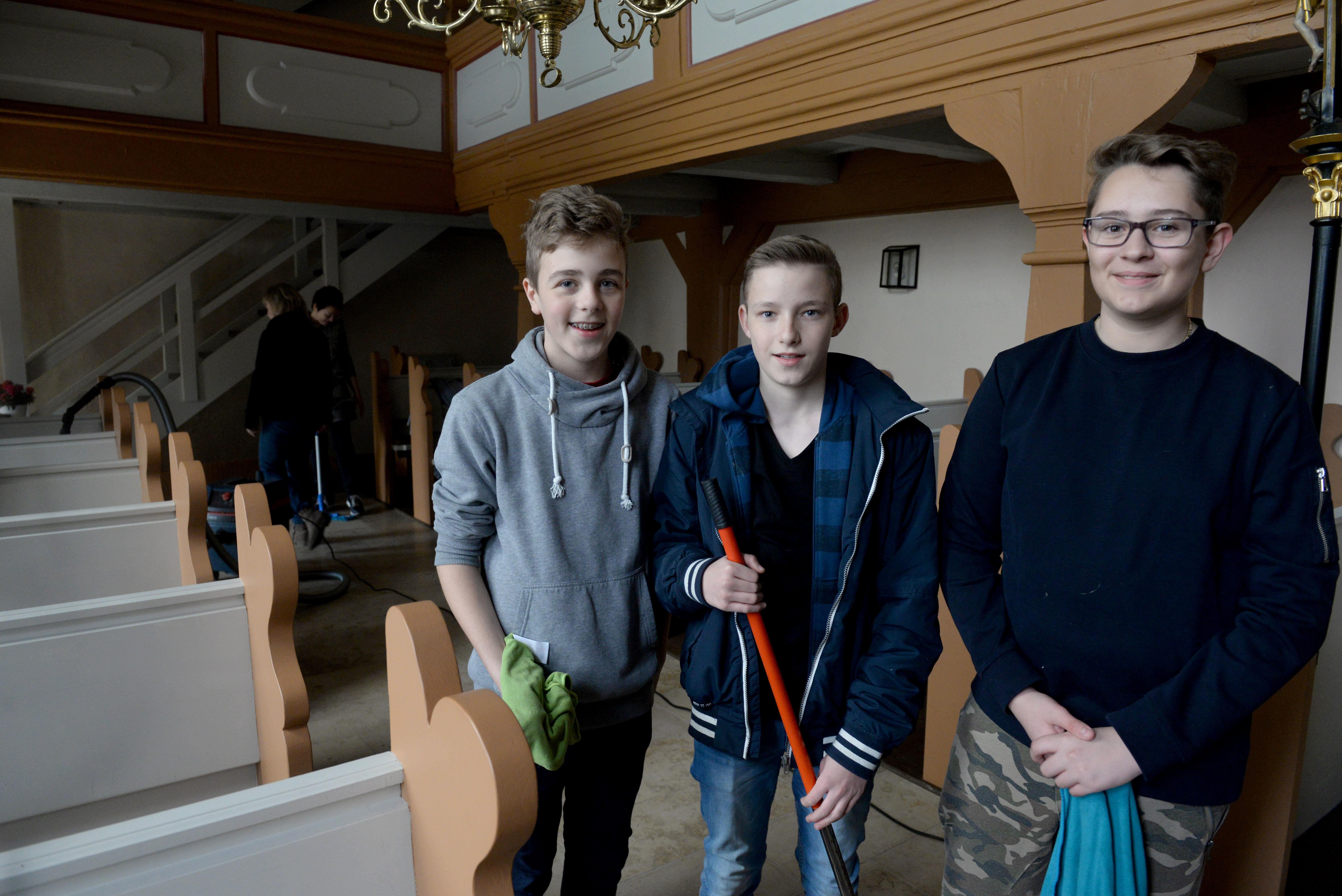 Die Konfirmanden sind gefordert Frühjahrsputz in St. Veit in Kirchfembach