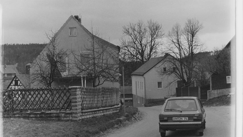 Kurz vor Ostern 1977 begannen im Pegnitzer Ortsteil Hainbronn die Vorbereitungen für den Ausbau der Ortsdurchfahrt. So wurde auf Veranlassung des Straßenbauamts Bayreuth ein im Weg stehendes Haus abgerissen, um die Fahrbahn entsprechend verbreitern und übersichtlich gestalten zu können.