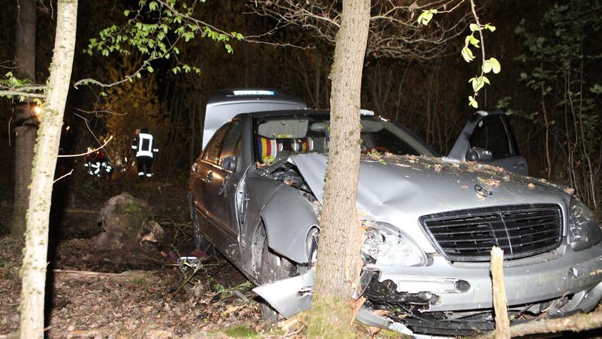 Kurve übersehen: Mercedes schießt Böschung hinauf