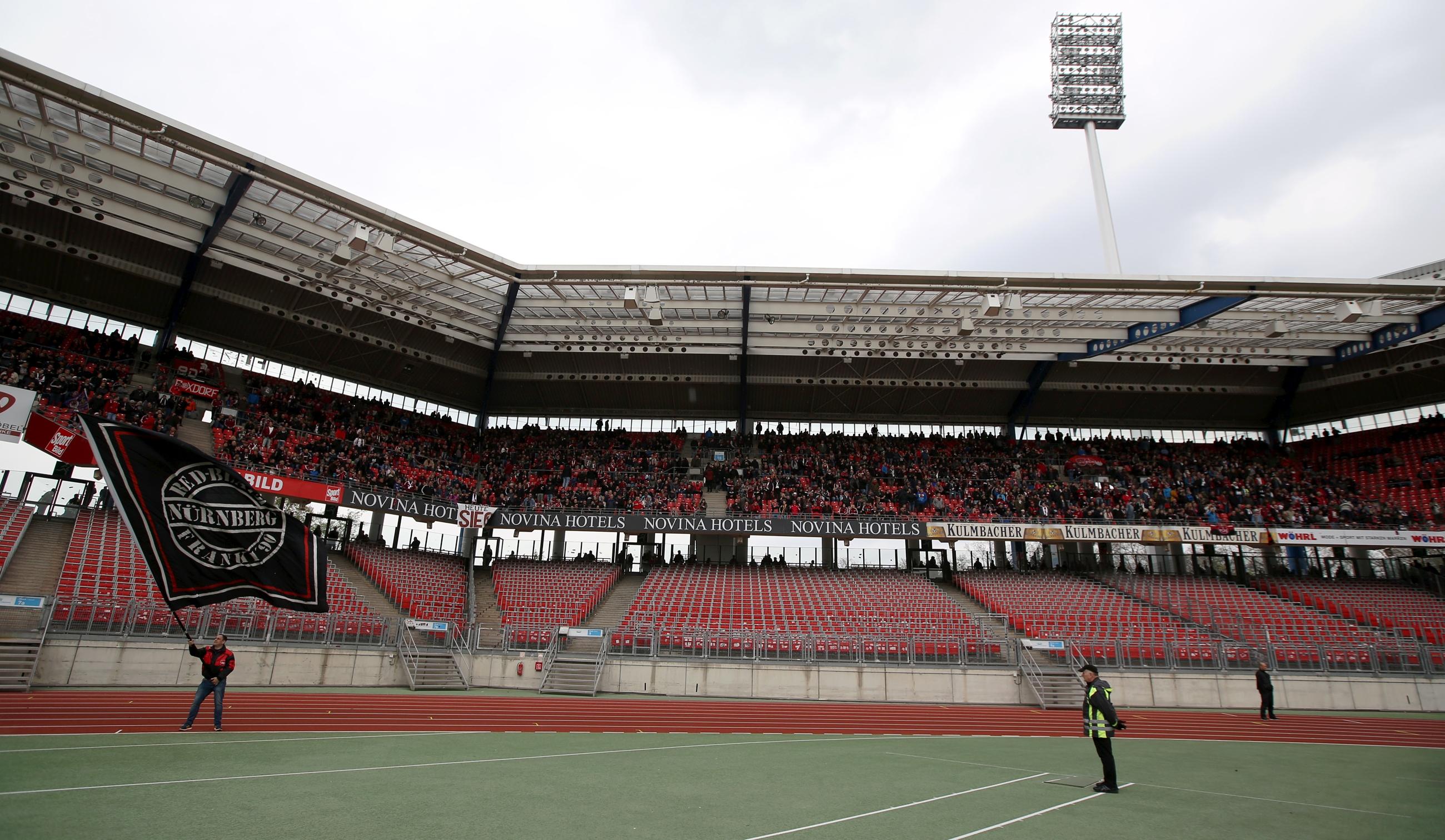 Heimspiel! Und die Nordkurve bleibt leer. Der DFB hatte dem FCN nach neuerlichen Fanverfehlungen den Stehplatzbereich des Heim-Anhangs gesperrt, daher bietet sich den Stadiongängern beim Heimspiel gegen Aue ein ungewohnter Anblick. Zumal ...