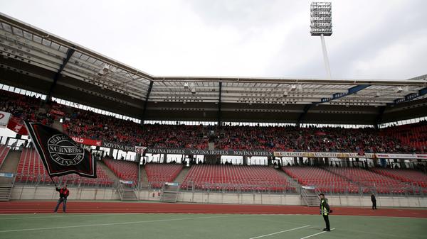 Heimspiel! Und die Nordkurve bleibt leer. Der DFB hatte dem FCN nach neuerlichen Fanverfehlungen den Stehplatzbereich des Heim-Anhangs gesperrt, daher bietet sich den Stadiongängern beim Heimspiel gegen Aue ein ungewohnter Anblick. Zumal ...