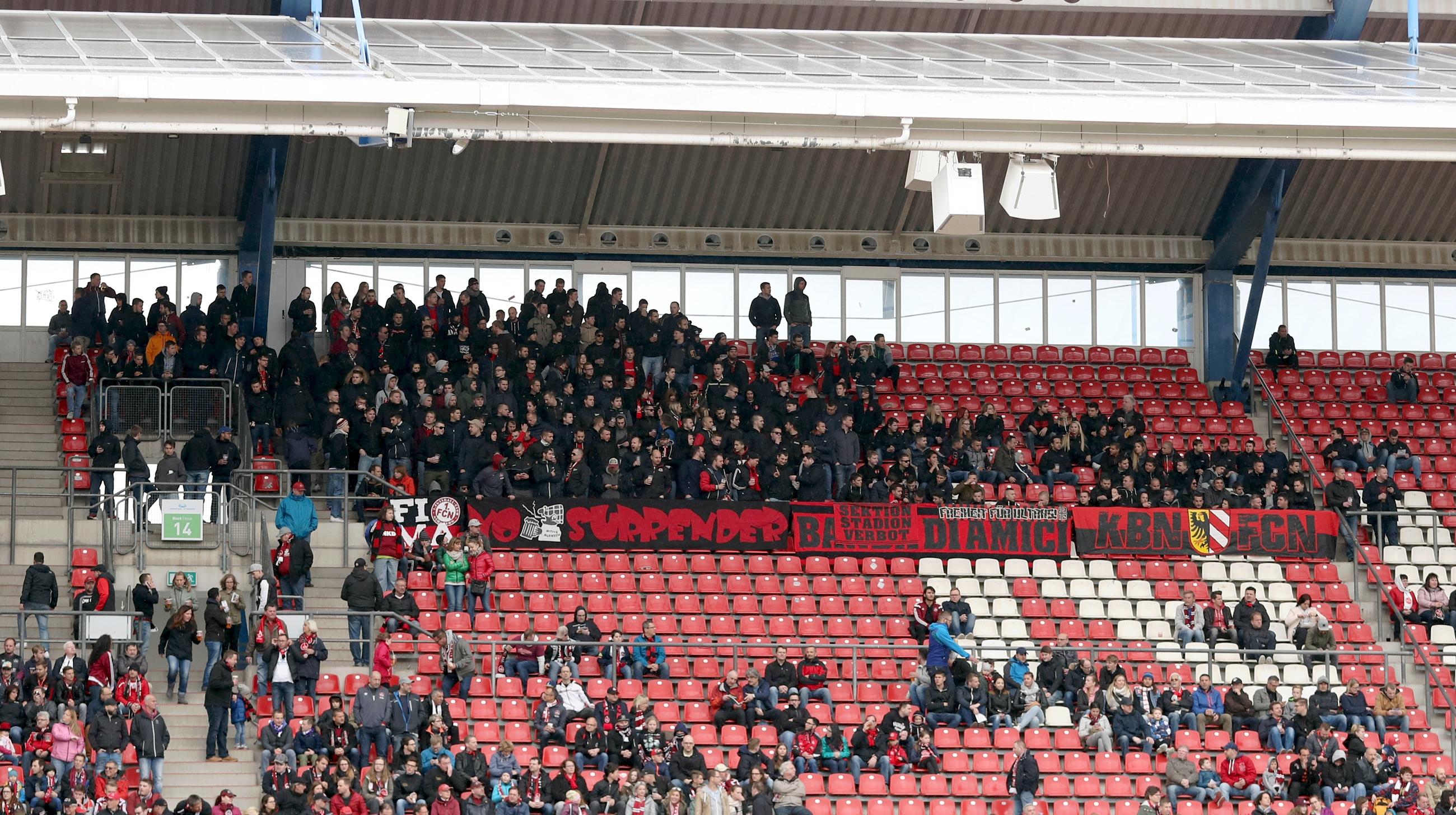 Die aus ihrer Heimat Nordkurve vertriebenen Ultras versammeln sich derweil auf der Gegengerade unter dem Stadiondach.