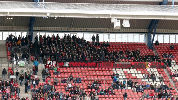 Die aus ihrer Heimat Nordkurve vertriebenen Ultras versammeln sich derweil auf der Gegengerade unter dem Stadiondach.
