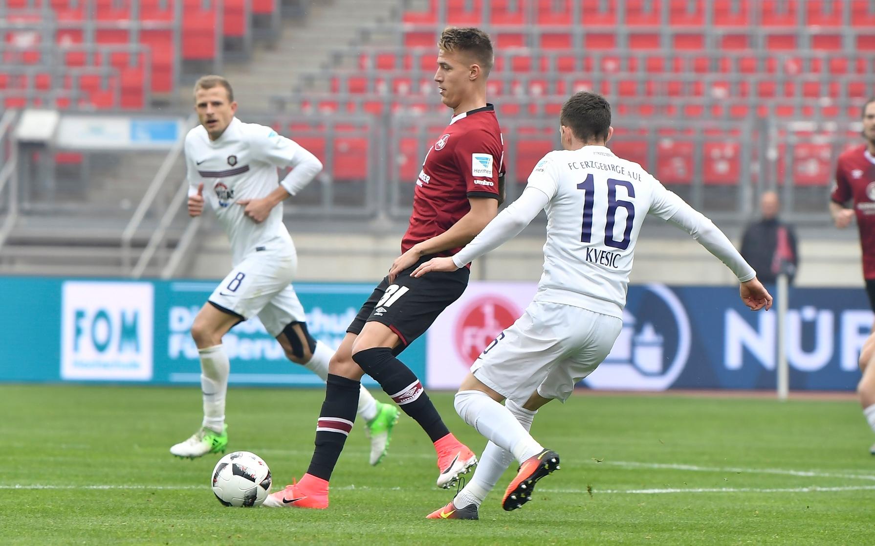 Solider Defensivdienst nach Vorschrift, kaum Impulse nach vorne. Rückte in Unterzahl in die Abwehr und sorgte dort als zentrales Glied einer Dreierkette für Stabilität. Redaktion: 4 | User: 3,3 (494 Stimmen)