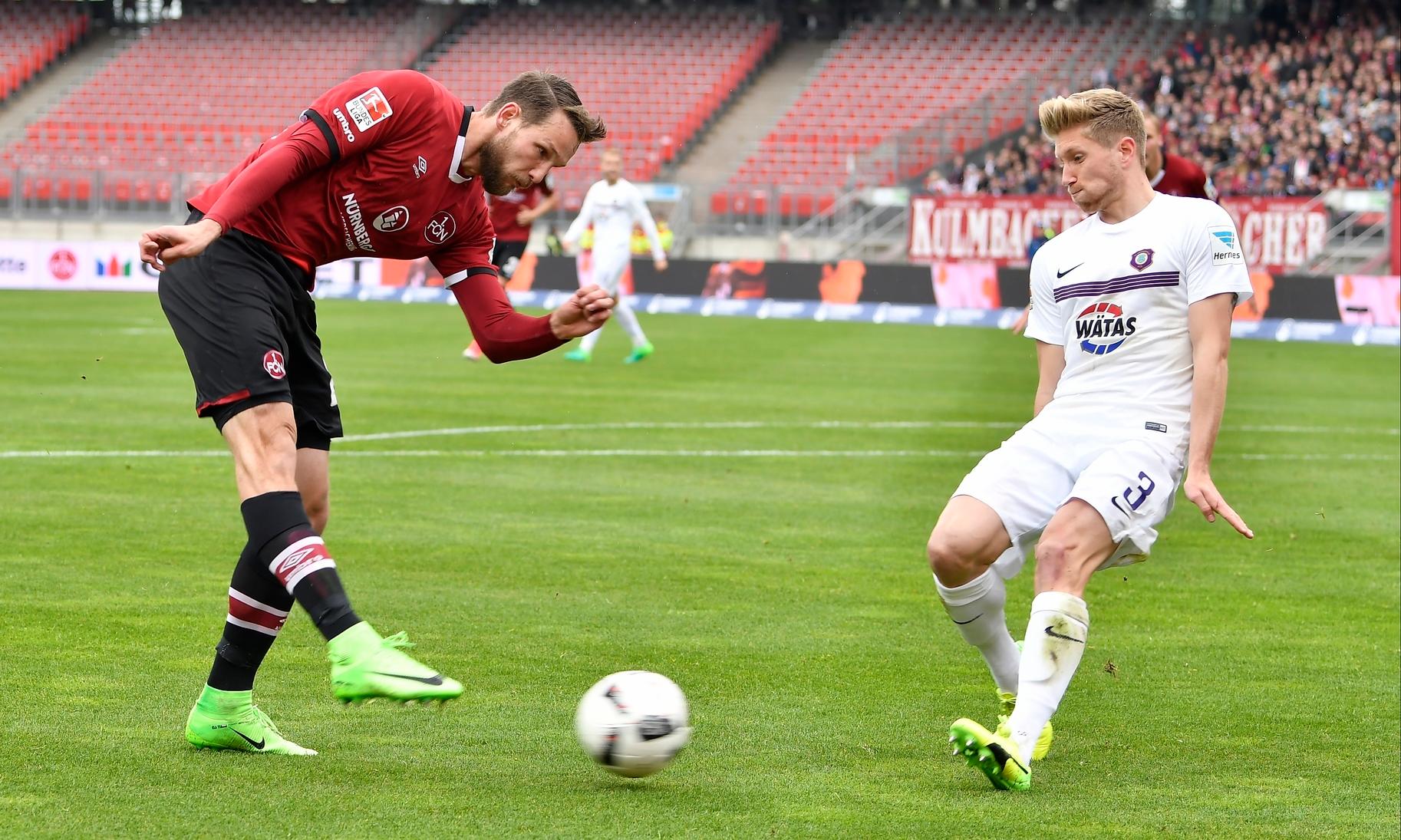 Tatsächlich reiben sich die beiden Mannschaften in der Anfangsphase in kernigen Zweikämpfen auf, alle 22 Akteure wissen, was heute auf dem Spiel steht. Spielerische Glanzpunkte bleiben so zunächst aus - bis zur ...