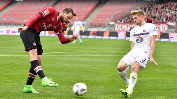 Tatsächlich reiben sich die beiden Mannschaften in der Anfangsphase in kernigen Zweikämpfen auf, alle 22 Akteure wissen, was heute auf dem Spiel steht. Spielerische Glanzpunkte bleiben so zunächst aus - bis zur ...