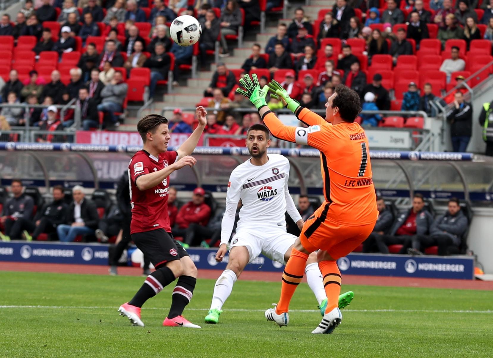 Glanzparade beim abgefälschten Schuss von Nazarov (21.), auch sonst mehrmals auf dem Posten. Beim Freistoß zum 1:1 ohne Abwehrchance. Hatte allerdings Glück, dass ein kapitaler Fangfehler folgenlos blieb (56.). Redaktion: 3 | User: 2,7 (537 Stimmen)