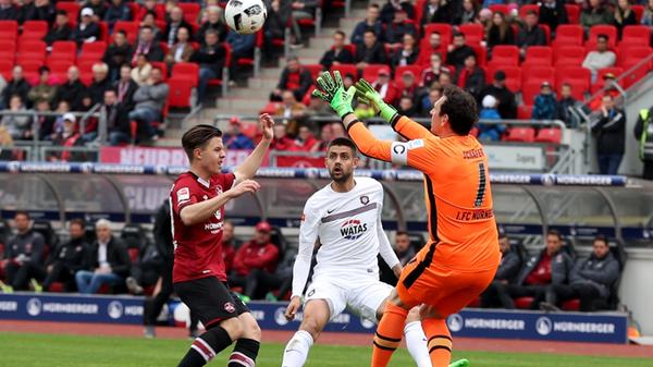 Glanzparade beim abgefälschten Schuss von Nazarov (21.), auch sonst mehrmals auf dem Posten. Beim Freistoß zum 1:1 ohne Abwehrchance. Hatte allerdings Glück, dass ein kapitaler Fangfehler folgenlos blieb (56.). Redaktion: 3 | User: 2,7 (537 Stimmen)