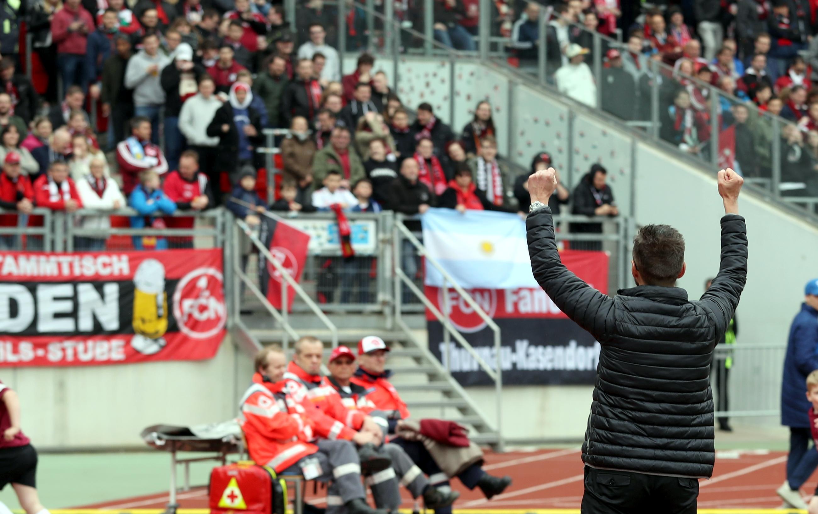 Das Abstiegsgespenst geht um in Nürnberg, das weiß auch Trainer Michael Köllner. Er macht das Publikum noch vor Anpfiff heiß, schwört den Anhang auf intensive 90 Minuten ein.