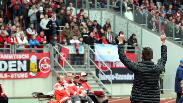Das Abstiegsgespenst geht um in Nürnberg, das weiß auch Trainer Michael Köllner. Er macht das Publikum noch vor Anpfiff heiß, schwört den Anhang auf intensive 90 Minuten ein.