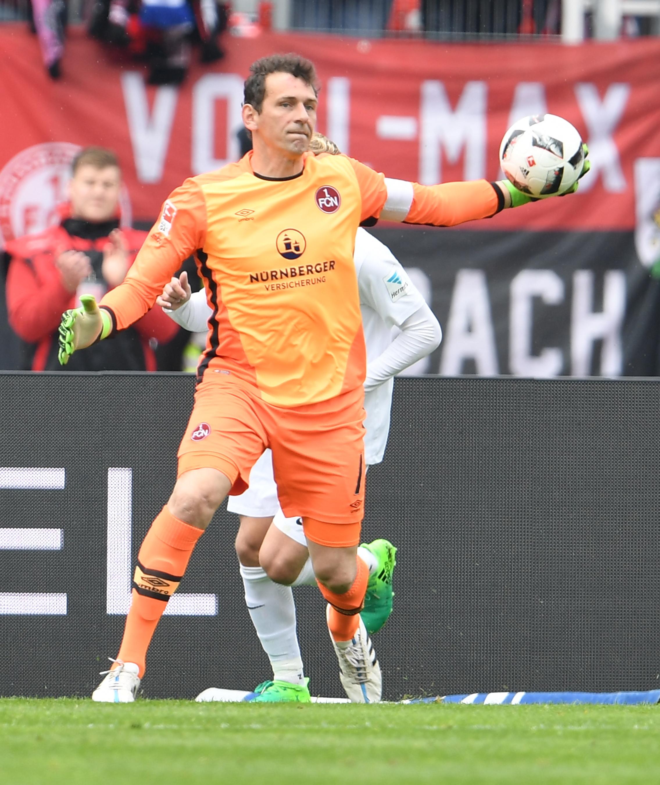 ... 24 Minute. Club-Kapitän Raphael Schäfer macht das Spiel schnell, wirft den Ball aus. Über Löwen und Möhwald kommt die Kugel schließlich zu ...