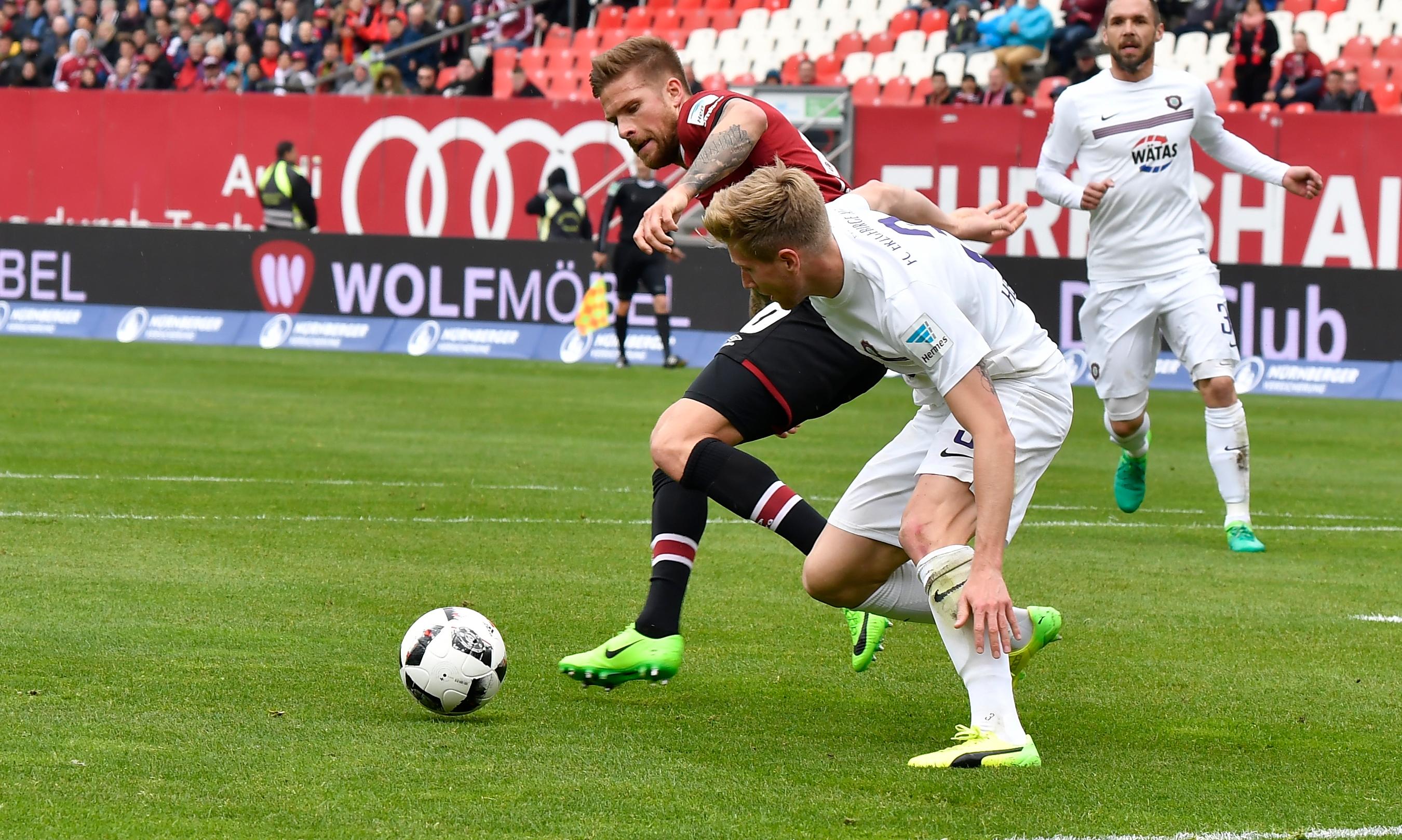 ... Tobias Kempe, der sich im Strafraum in Gerd-Müller-Manier um die eigene Achse dreht und dann ...