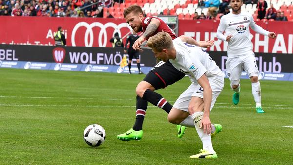 ... Tobias Kempe, der sich im Strafraum in Gerd-Müller-Manier um die eigene Achse dreht und dann ...