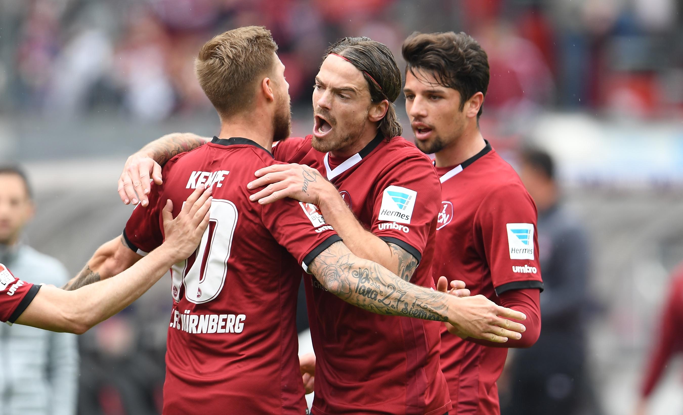 Die Erleichterung ist im ganzen Stadion spürbar. Dave Bulthuis herzt Kollegen Kempe und brüllt ihm dabei noch etwas ins Ohr.