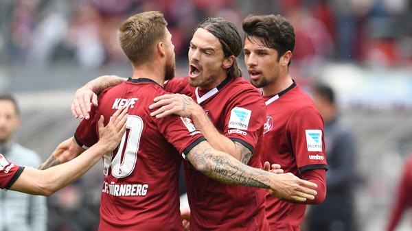 Die Erleichterung ist im ganzen Stadion spürbar. Dave Bulthuis herzt Kollegen Kempe und brüllt ihm dabei noch etwas ins Ohr.