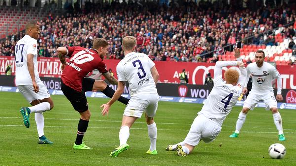 ... flach abzieht. Der Ball schlägt unhaltbar für Aues Torhüter Martin Männel links unten ein. Der Club führt!