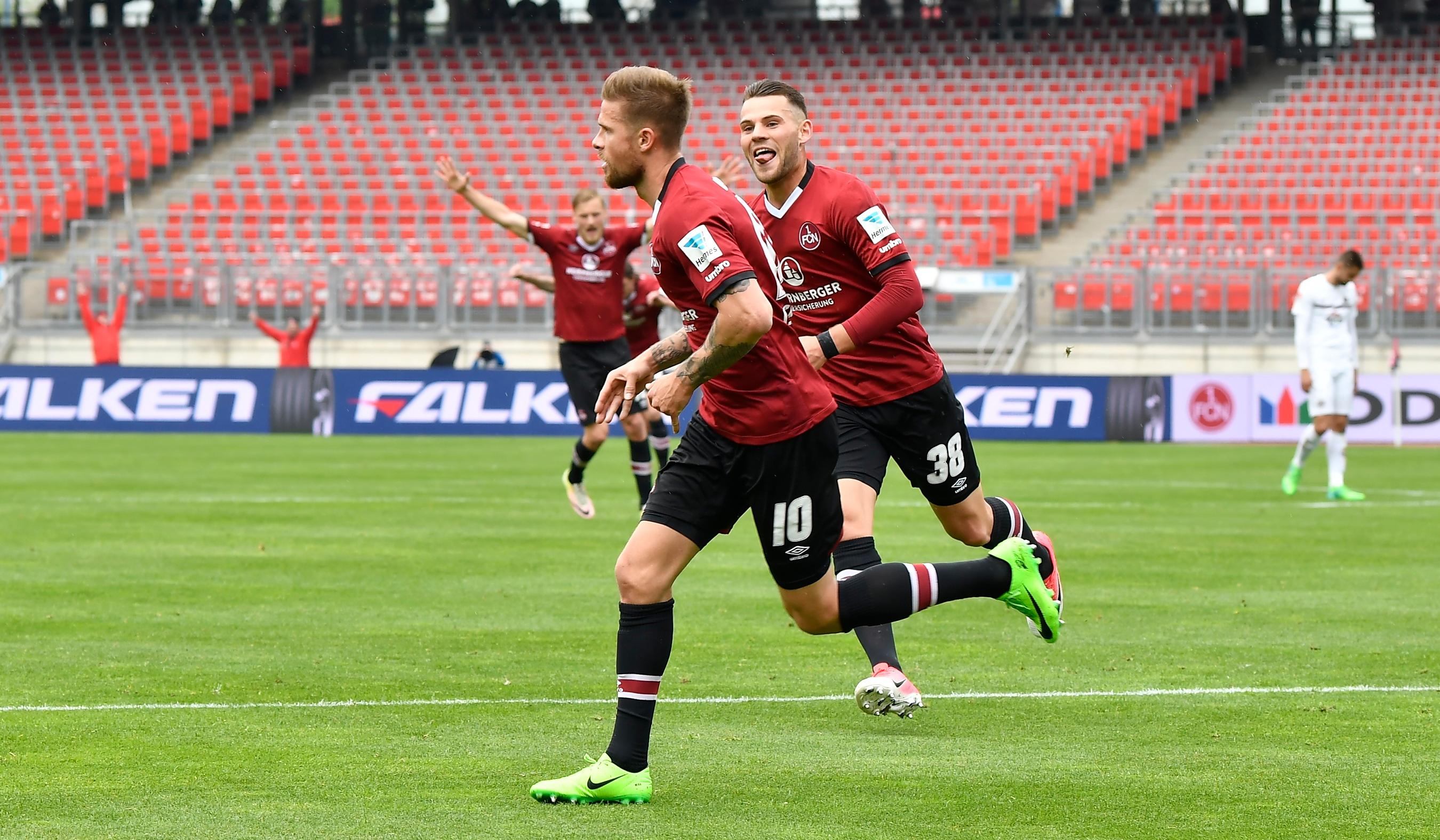 Der Torschütze dreht zum Jubeln ab, im Hintergrund jubeln zwei Ordner. Hat ein bisschen etwas von Kreisliga, diese Szene im weiten Nürnberger Stadion-Achteck.