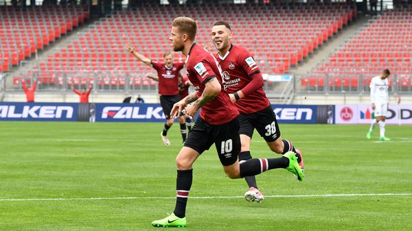 Der Torschütze dreht zum Jubeln ab, im Hintergrund jubeln zwei Ordner. Hat ein bisschen etwas von Kreisliga, diese Szene im weiten Nürnberger Stadion-Achteck.