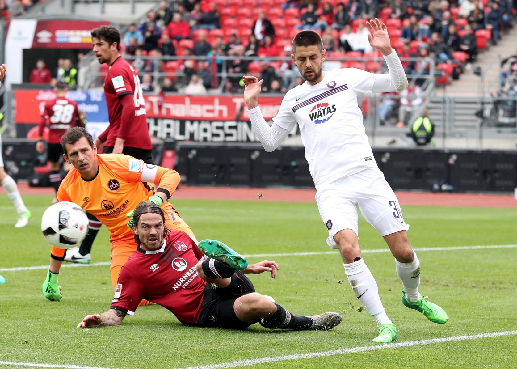 Die niederländische Abwehrkante wackelt das ein oder andere Mal bedrohlich. Erst zupft er Pascal Köpke elfmeterwürdig zu Boden, dann lädt er ...