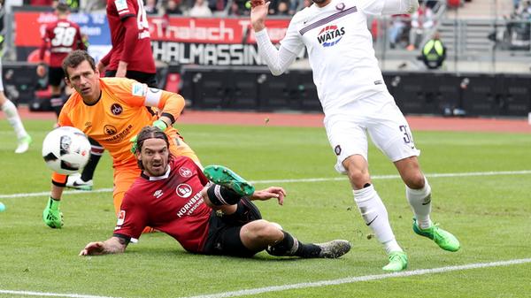 Die niederländische Abwehrkante wackelt das ein oder andere Mal bedrohlich. Erst zupft er Pascal Köpke elfmeterwürdig zu Boden, dann lädt er ...