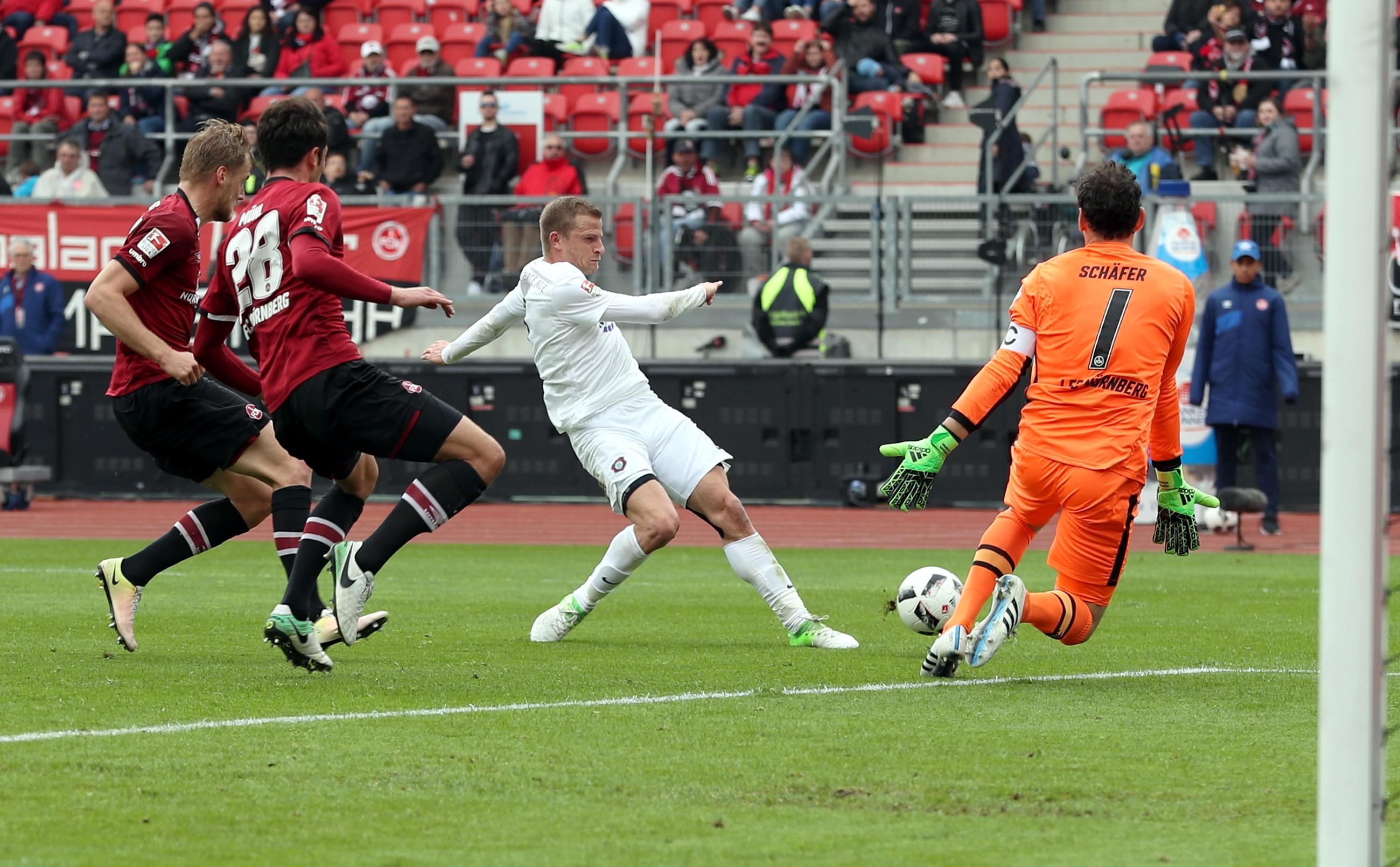 ... Nicky Adler per Querschläger zum Abschluss ein. Schäfer spielt Feuerwehr und bügelt den Fauxpas wieder glatt.
