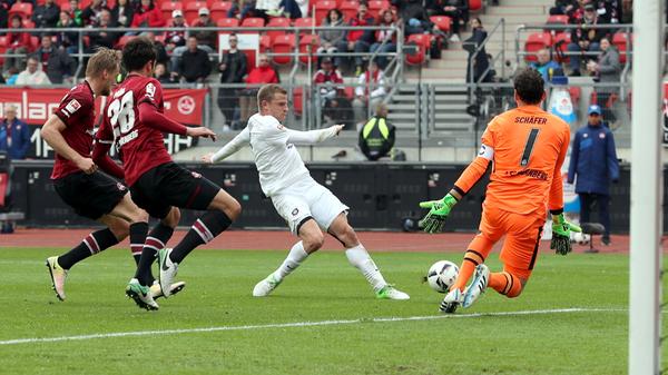 ... Nicky Adler per Querschläger zum Abschluss ein. Schäfer spielt Feuerwehr und bügelt den Fauxpas wieder glatt.