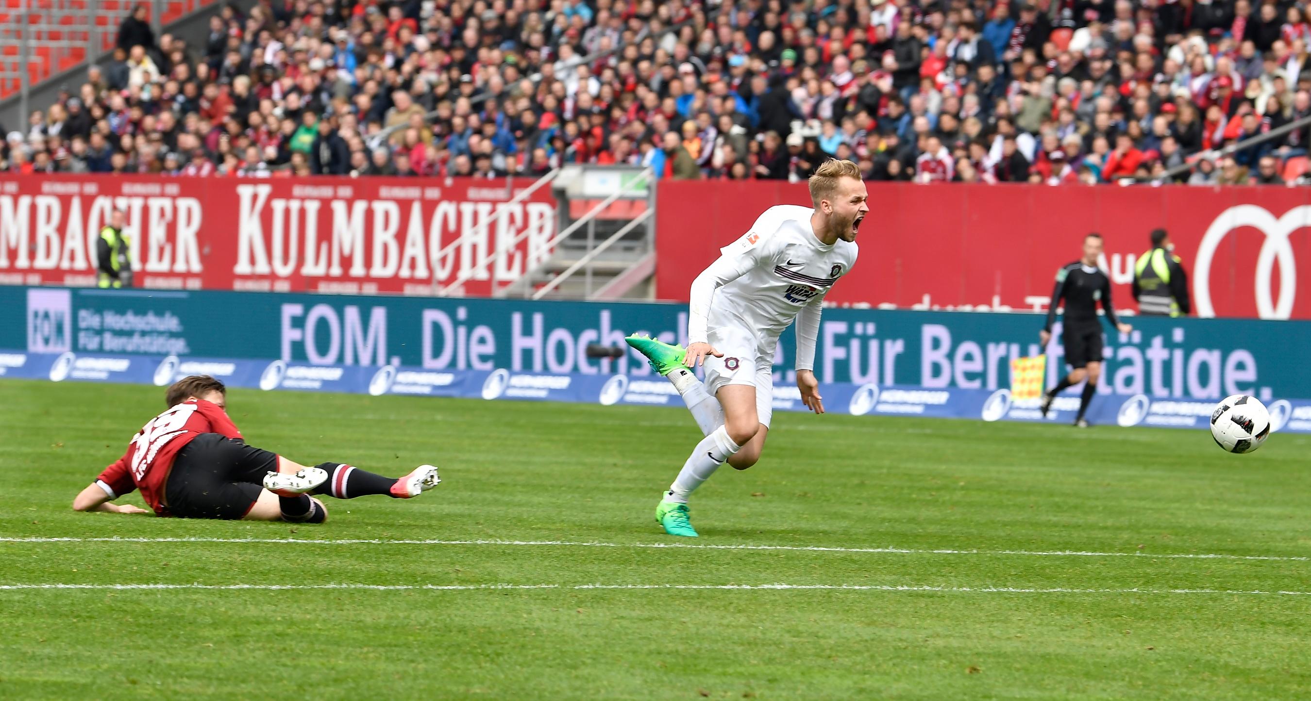 Der zweite Spielabschnitt beginnt aus Nürnberger Sicht denkbar schlecht: Patrick Kammerbauer stoppt Köpke regelwidrig - und das als letzter Mann.