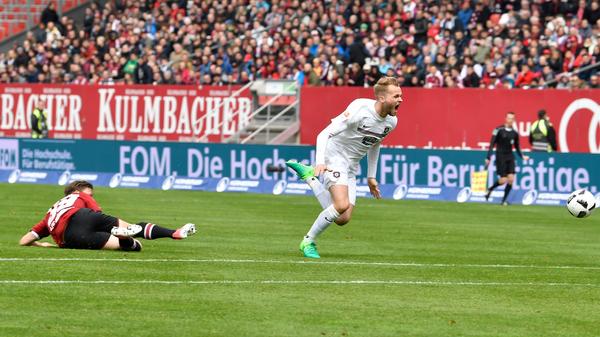 Der zweite Spielabschnitt beginnt aus Nürnberger Sicht denkbar schlecht: Patrick Kammerbauer stoppt Köpke regelwidrig - und das als letzter Mann.