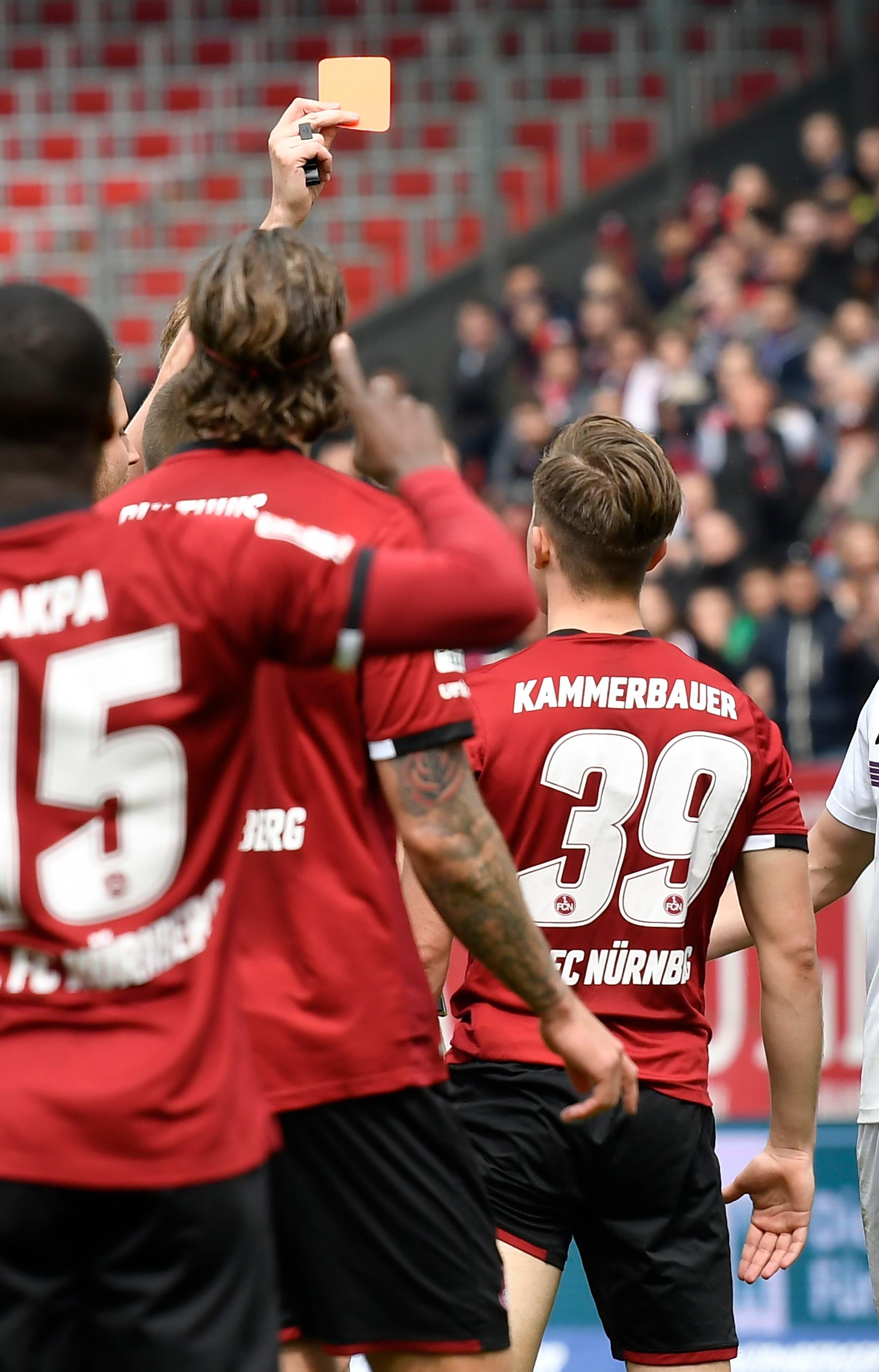 Die Konsequenz: Schiedsrichter Arne Aarnink zeigt ihm die Rote Karte.