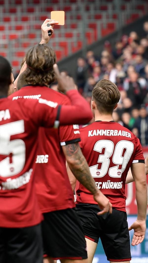 Die Konsequenz: Schiedsrichter Arne Aarnink zeigt ihm die Rote Karte.