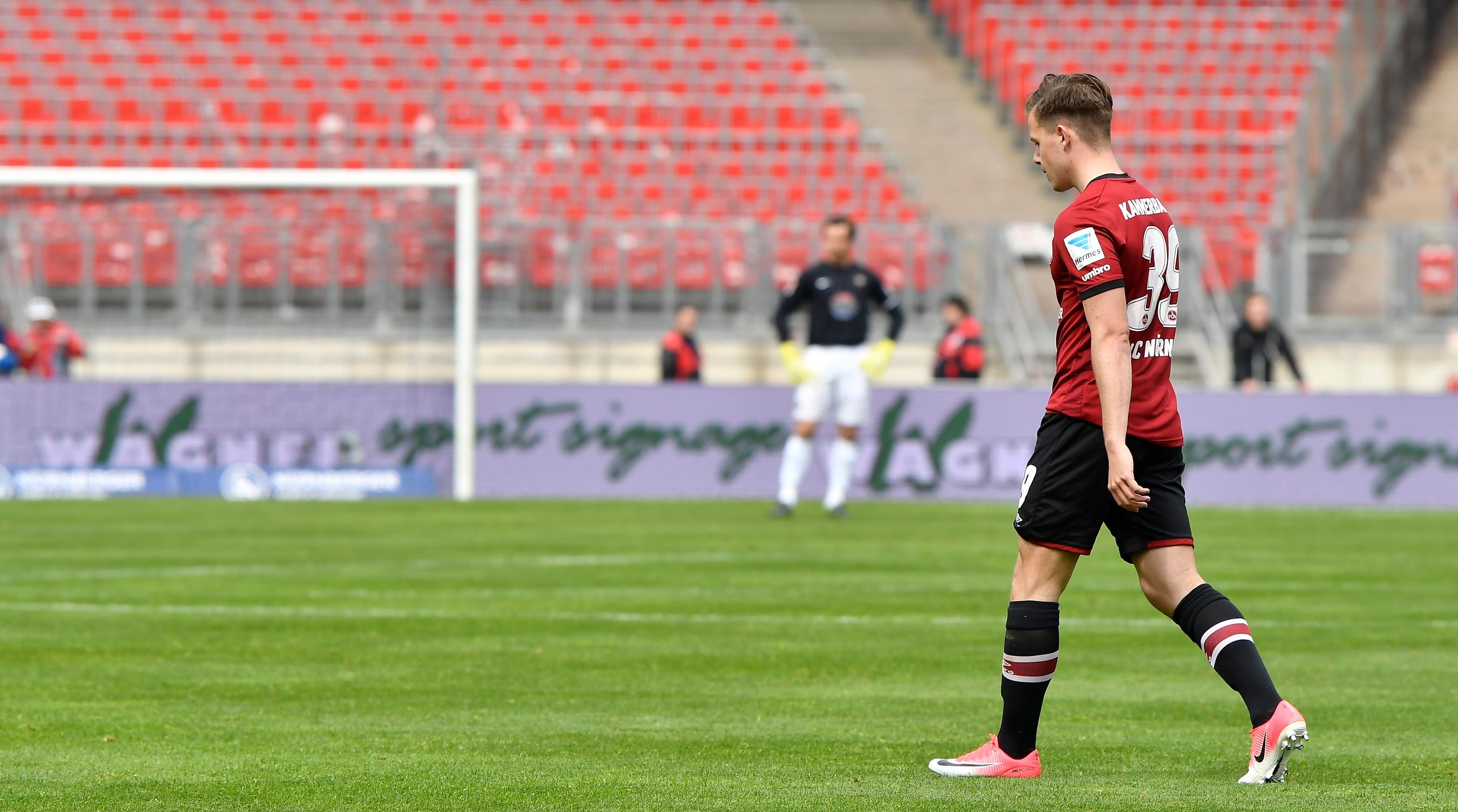 Ab der 49. Minute muss der Club dezimiert weiterspielen. Und als wäre das nicht schon schlimm genug, ...