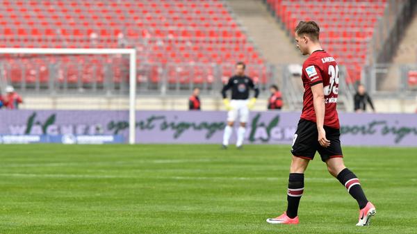 Ab der 49. Minute muss der Club dezimiert weiterspielen. Und als wäre das nicht schon schlimm genug, ...