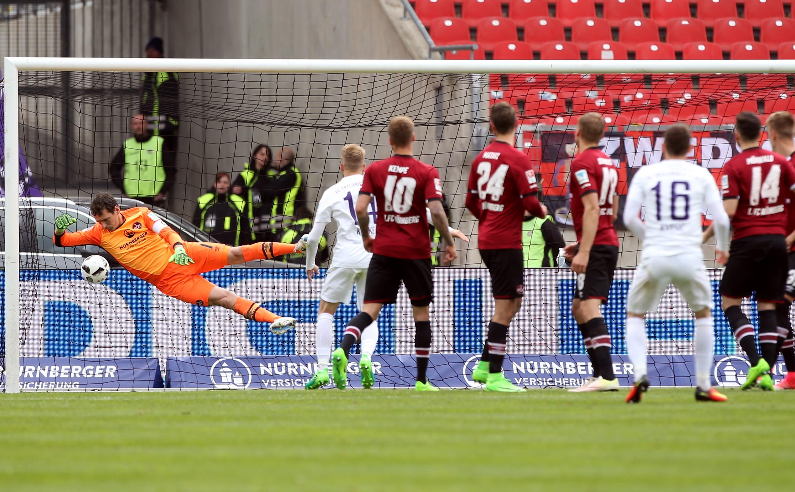 ... zwirbelt Aues Mario Kvesic den fälligen Freistoß aus über 20 Metern auch noch sehenswert in die Maschen.