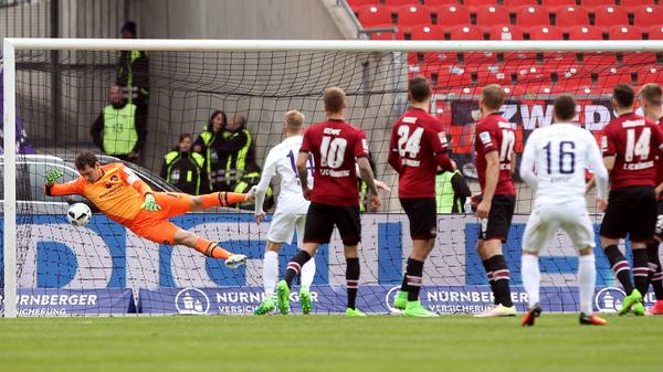 ... zwirbelt Aues Mario Kvesic den fälligen Freistoß aus über 20 Metern auch noch sehenswert in die Maschen.