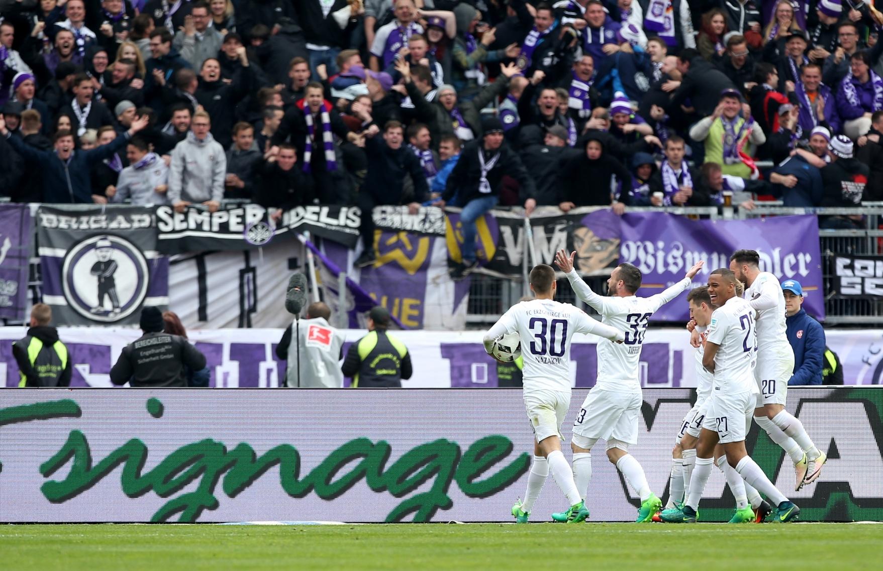 Die Gästekurve ist verzückt, der FCE zurück im Spiel.