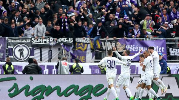 Die Gästekurve ist verzückt, der FCE zurück im Spiel.